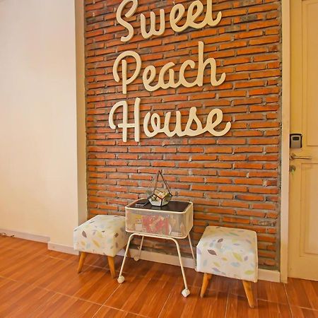 Capital O 92559 Sweet Peach House Hotell Montongbuwoh Exteriör bild