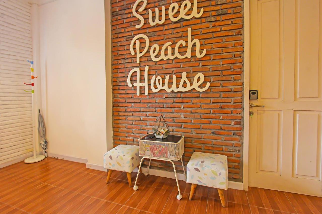 Capital O 92559 Sweet Peach House Hotell Montongbuwoh Exteriör bild